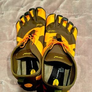 Vibram Men’s Size11.0 in army green and orange